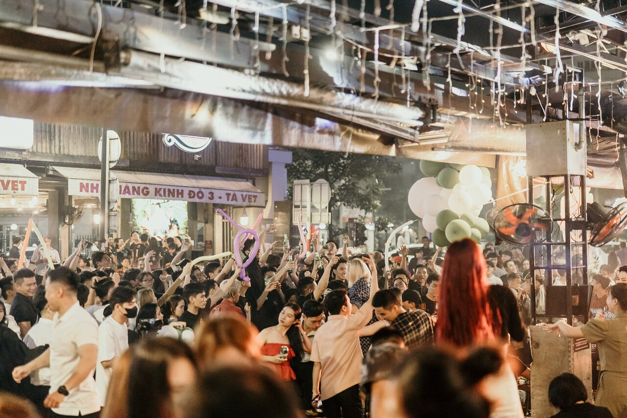 Không khí sôi động tại một góc khu phố Tây Huế